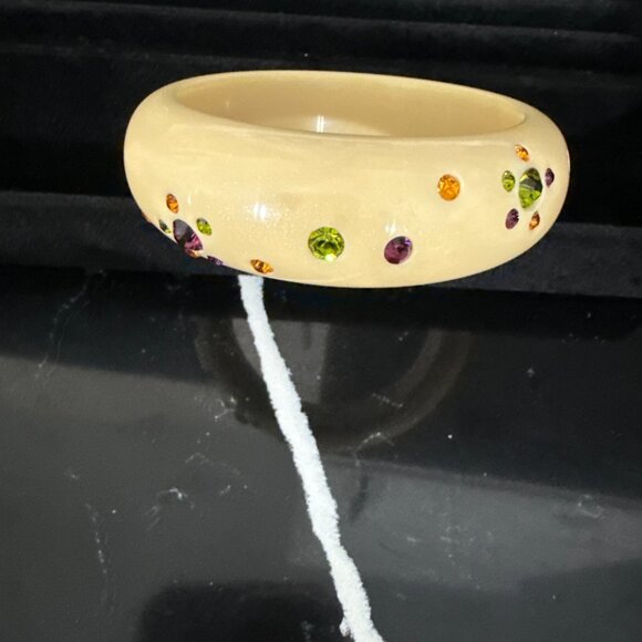 Vintage Unsigned Weiss Lucite Bangle Bracelet with Purple, Amber & Green Crystal - Picture 2 of 4